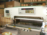 最大幅1550ミリメートルの紙の裁断機は紙の販売をする旭株式会社の主要設備です
